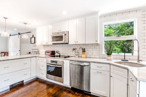 Prime location cape charmer – walk to all-beach, Village, & Atlantic path