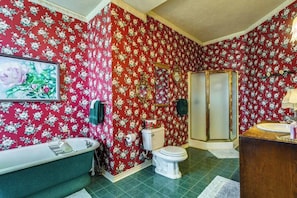 Baignoire, sèche-cheveux, serviettes fournies