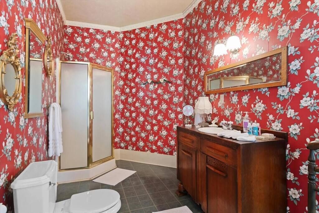 Badewanne, Haartrockner, Handtücher
