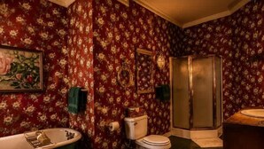 Ein Badezimmer mit Badewanne, Toilette und Dusche.