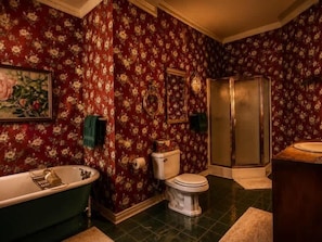 Badewanne, Haartrockner, Handtücher