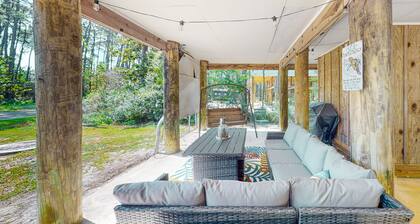 Dog-friendly, corner townhome steps from the beach with patio & WiFi