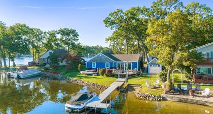 Lake Front little paradise on Oxbow Lake with hot tub!