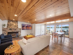 Smart TV, chimenea y libros 