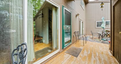 Serene getaway with fireplace, grill, kayaks & washer/dryer