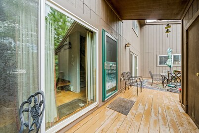 Serene getaway with fireplace, grill, kayaks & washer/dryer