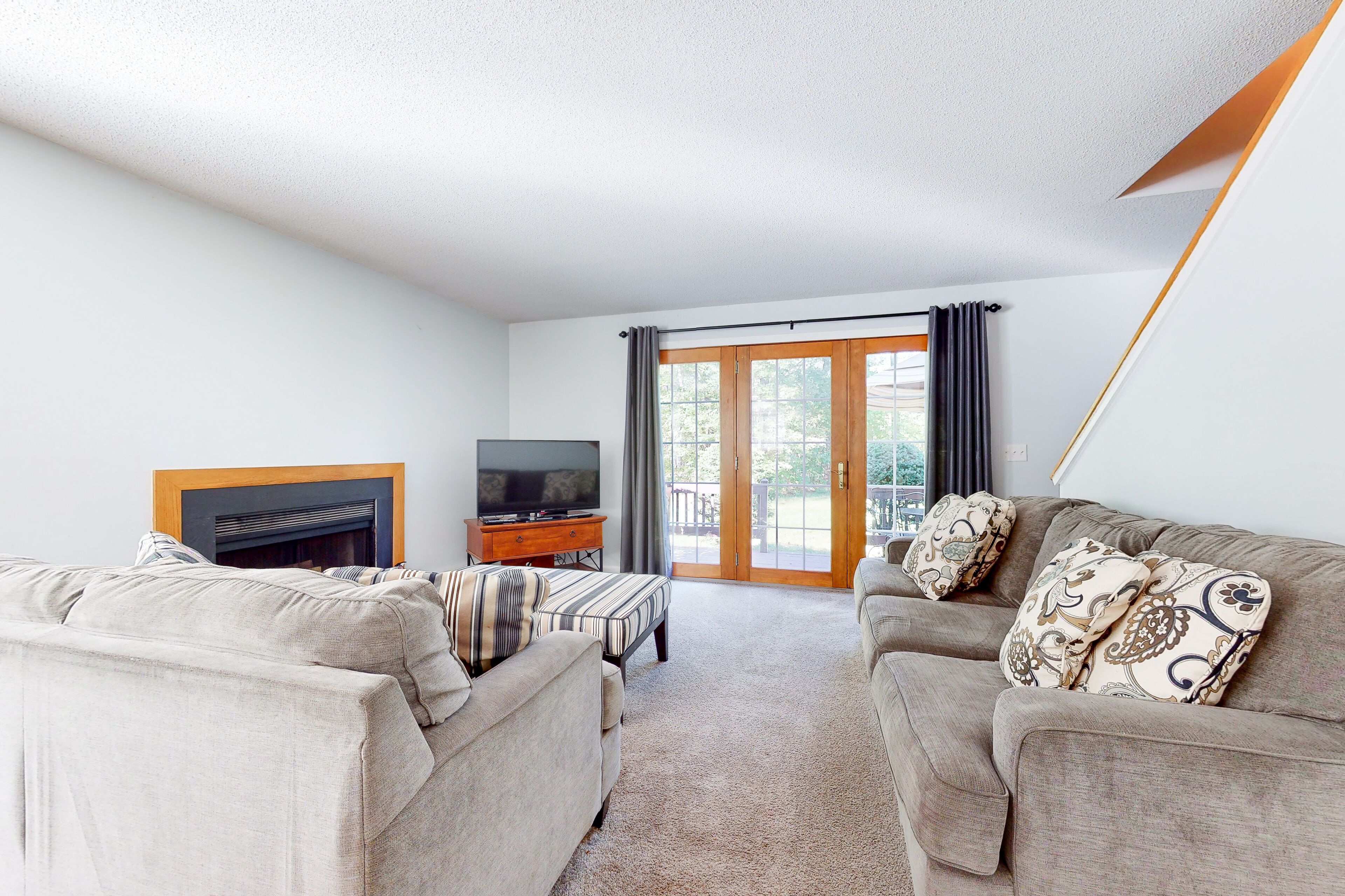 Comfortable end condo with seasonal pool access and private W/D - great location