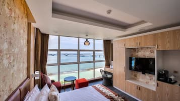 Dobbeltrom – deluxe | Dundyner, minibar, safe på rommet og skrivebord