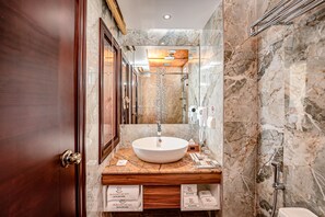 Chambre Deluxe double | Salle de bain | Douche, douche cascade, articles de toilette (gratuits)