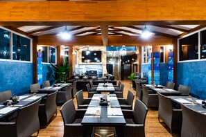 Déjeuner, dîner, souper et brunch servis sur place