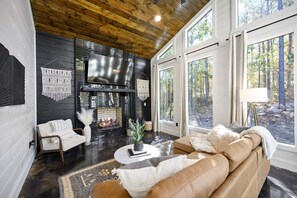 Smart-tv, een open haard en een dvd-speler