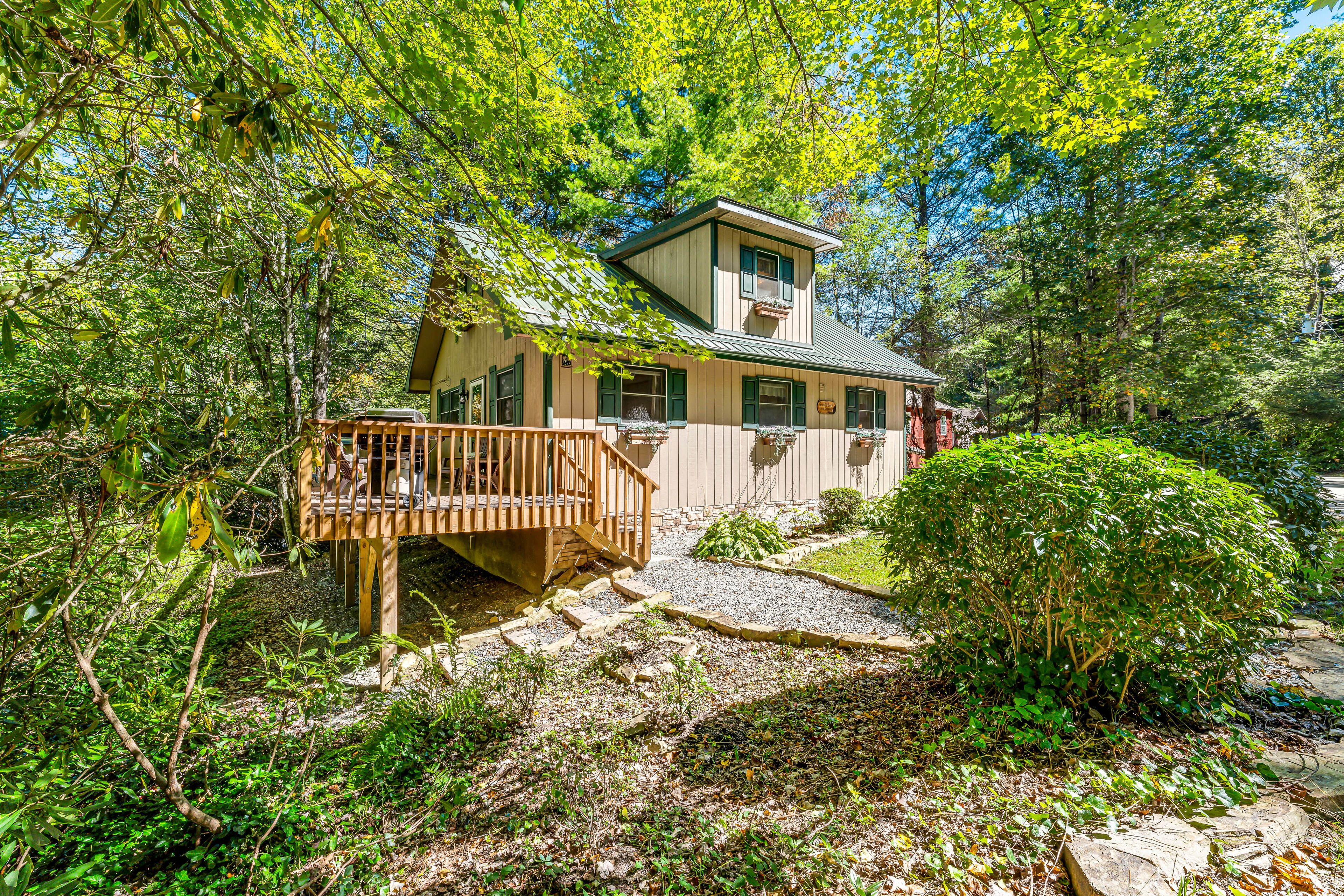 Lovely dog-friendly mountain home with firepit, private hot tub, pool & tennis