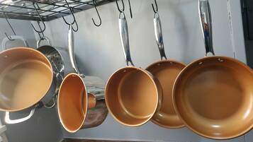 Ensemble baignoire-douche, serviettes fournies, savon, shampooing