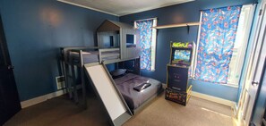 3 bedrooms, WiFi, bed sheets - Great for Large Groups (Rochester)