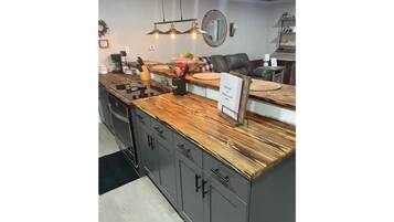 Køleskab, mikrobølgeovn, ovn, kogeplade