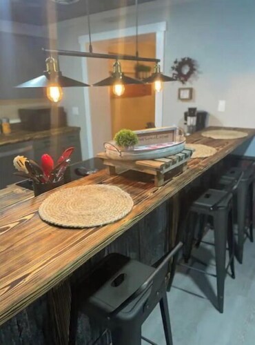 Whiskey Rock Lodge- Hot Tub -sleeps up to 14