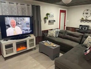 Smart TV, chimenea, reproductor de DVD y futbolito 