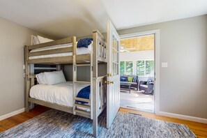 3 bedrooms, internet, bed sheets