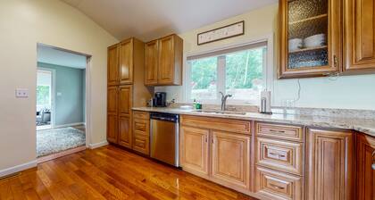 Single-story home overlooking Lake Winnipesaukee with firepit, fireplace & WiFi