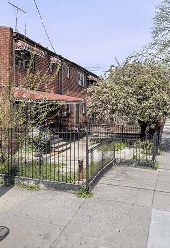 Cozy 4 bedroom house to have an enjoyable time for you and friends.