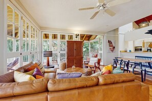 TV - Beautiful oceanfront condo with lanai, pool, beach access, & washer/dryer (Maunaloa)