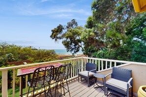 Property grounds - Beautiful oceanfront condo with lanai, pool, beach access, & washer/dryer (Maunaloa)