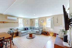 TV, books - Charming home by the cape with firepit, fast WiFi, & washer/dryer (Eastham)