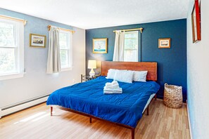 4 bedrooms, desk, iron/ironing board, internet