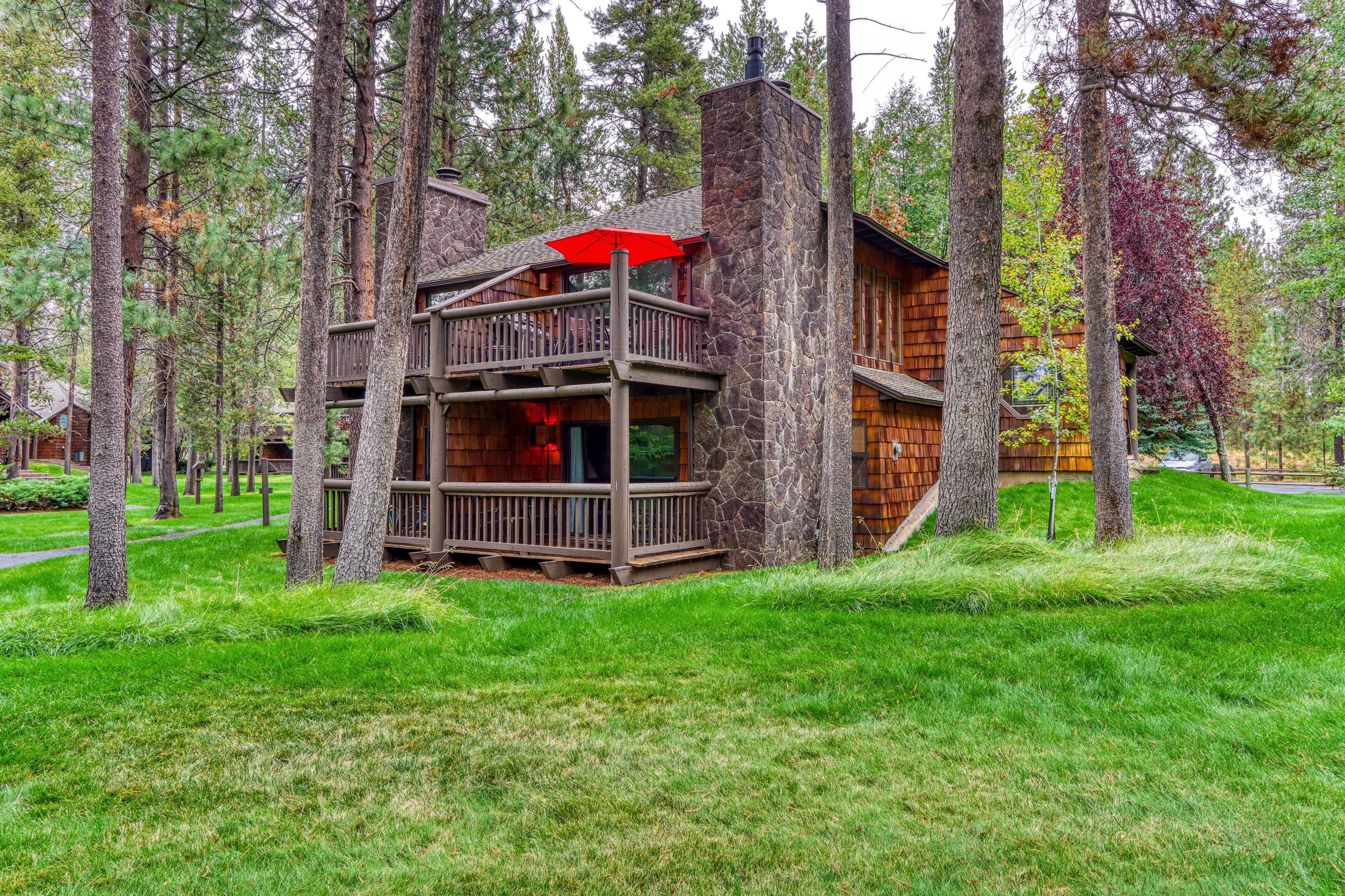 Beautiful & dog-friendly condo with indoor pool, central AC & fireplace