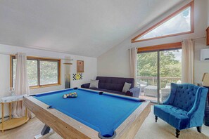 Televisión y chimenea 