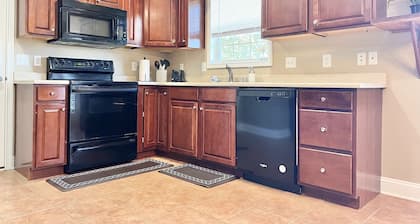 Cozy Home on Golf Course - 6 miles from I-75, Free WiFi