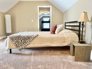 4 bedrooms, desk, free WiFi, bed sheets - Cozy Home on Golf Course - 6 miles from I-75, Free WiFi (Richmond)