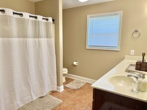Combined shower/bathtub, hair dryer, towels - Cozy Home on Golf Course - 6 miles from I-75, Free WiFi (Richmond)