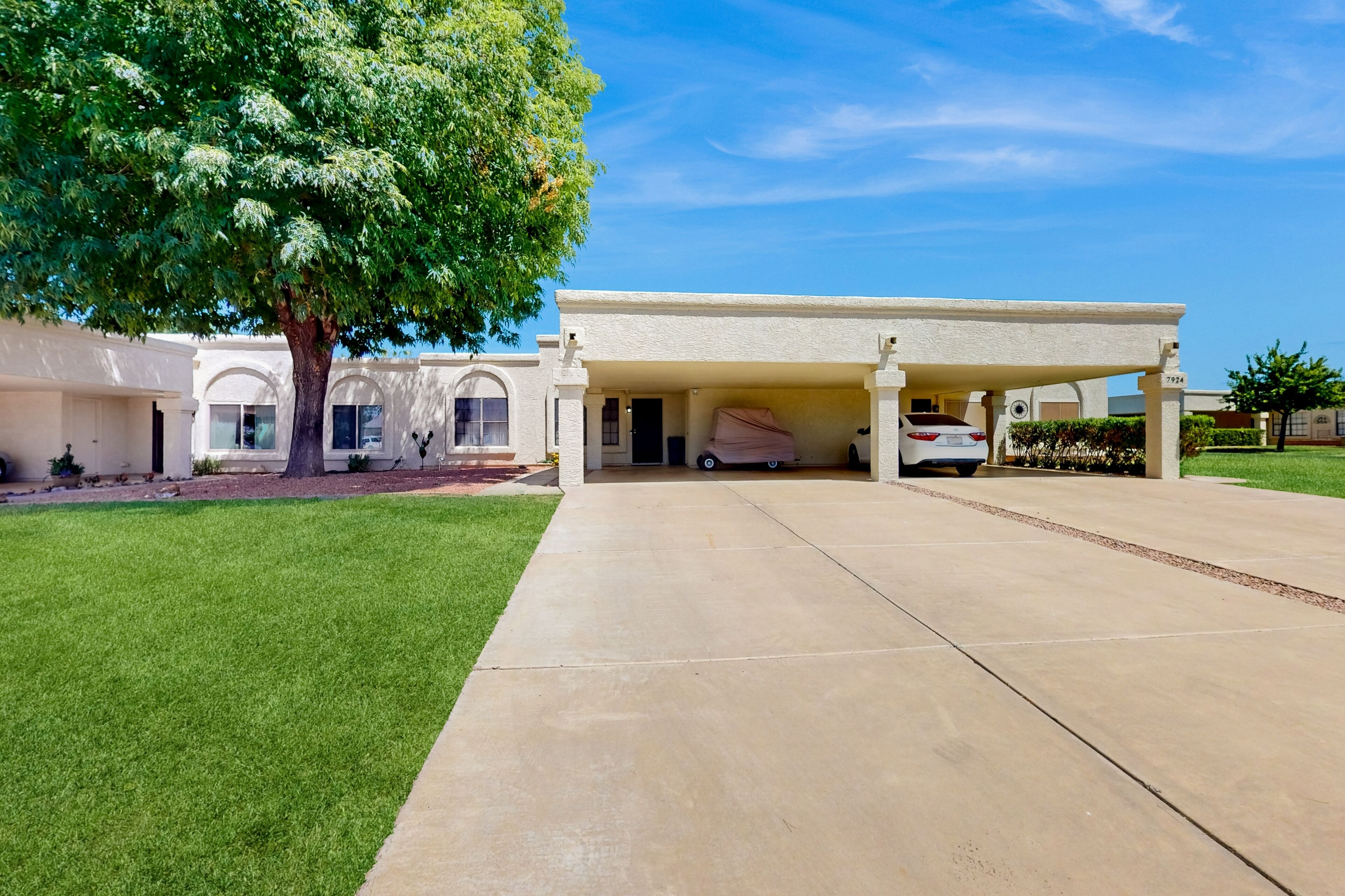 Single-level retreat with a washer/dryer, central AC, & pool access
