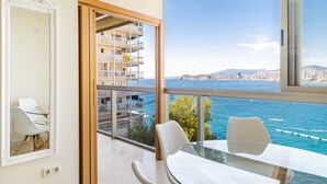 Een balkon met uitzicht op zee en de stad.