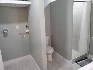 Hair dryer, shampoo - Sanctuary, Lackland AFB, SeaWorld Fiesta Texas (San Antonio)