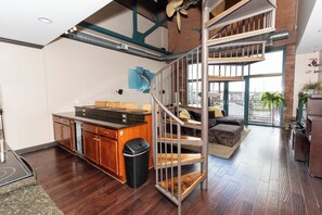 المنشأة من الداخل