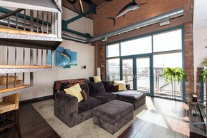 Smart TV, fireplace, table tennis - Marlin at the Lake, Condo! Sleeps 10 (Sandusky)