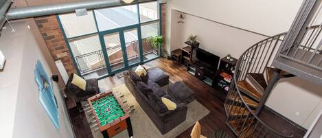 Smart TV, chimenea y tenis de mesa