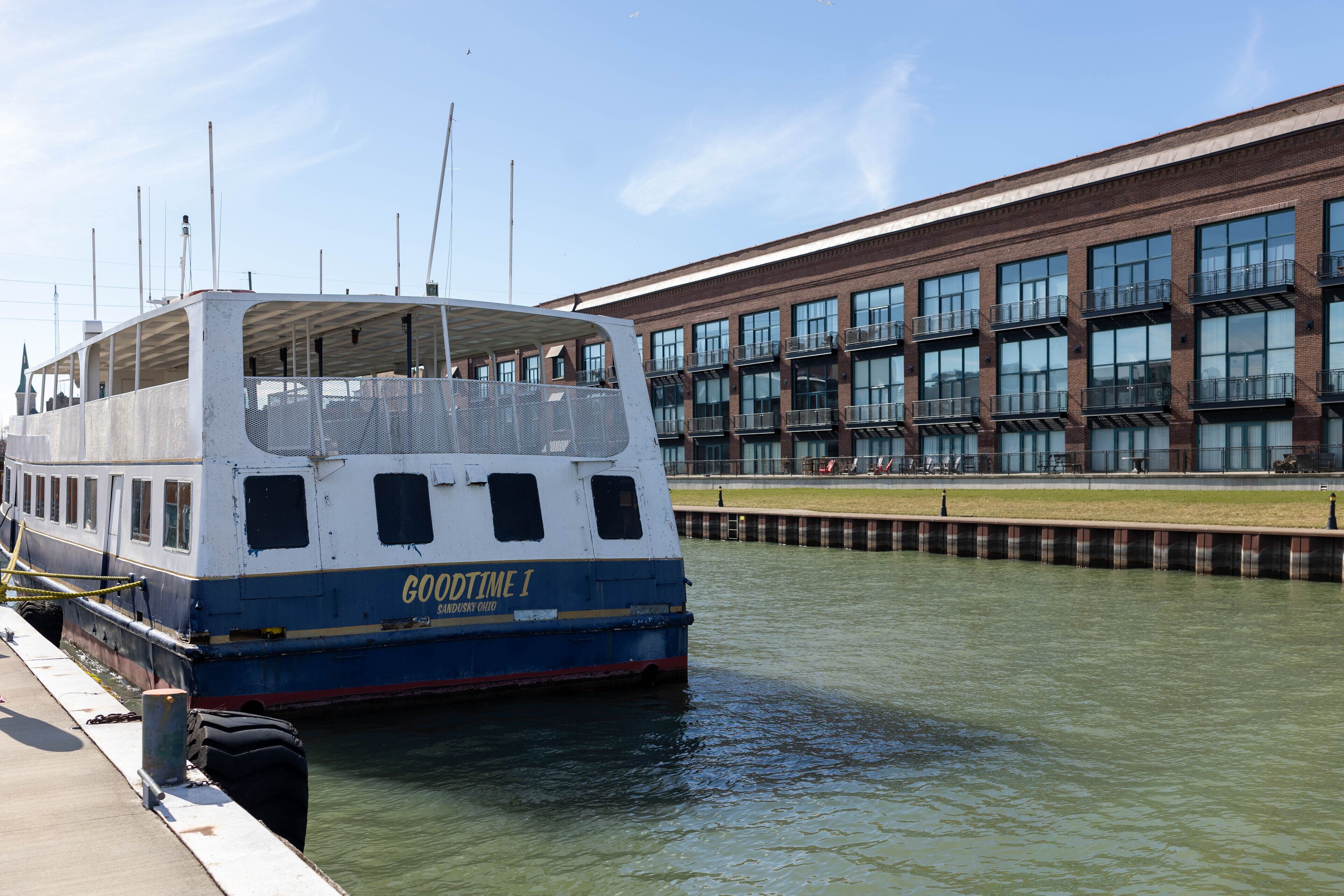 Un bateau était amarré dans une marina, avec un bâtiment visible en arrière-plan.