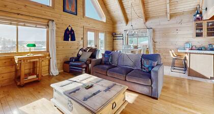 Cozy modern cabin with private hot tub, grill, deck, balcony, & W/D