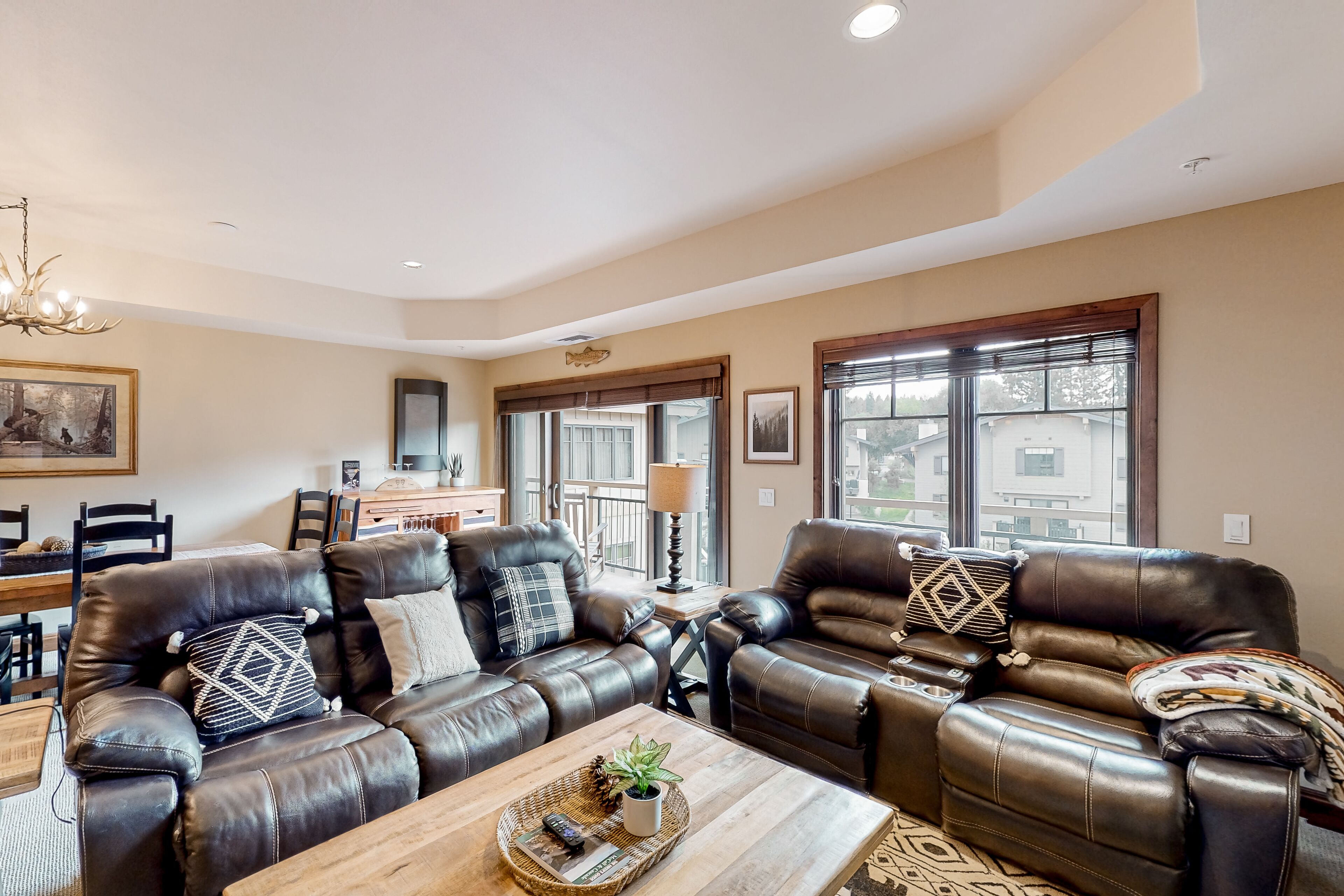 Lovely, 3rd-floor townhome downtown - walk to the lake, dining & shopping