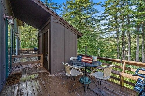 Cozy retreat with fireplace, kayaks, and shared beach/pond access