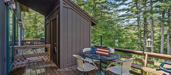 Cozy retreat with fireplace, kayaks, and shared beach/pond access