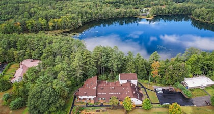 Cozy retreat with fireplace, kayaks, and shared beach/pond access