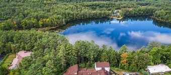 Cozy retreat with fireplace, kayaks, and shared beach/pond access