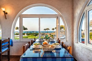 朝食 (ビュッフェ)、毎日提供 (無料)