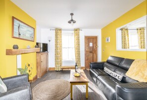TV, fireplace, books, music library - Pet friendly 2 Bed House Titchfield Village Centre (Titchfield)