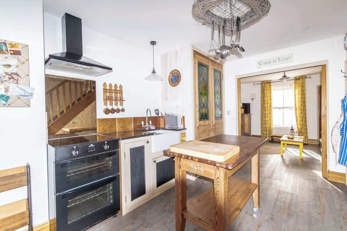 Jääkaappi, mikroaaltouuni, uuni, liesi