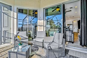Terrace/patio - Dog-friendly townhome with private pool, screened lanai, fast WiFi, W/D, AC (Davenport)